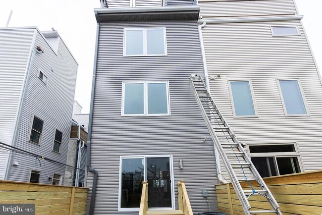 Building Photo - 2055 Tasker St