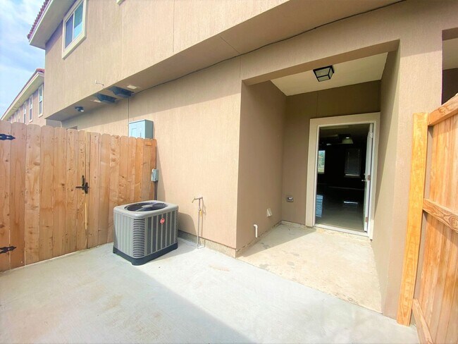 Building Photo - 1204 E Pineridge Ave