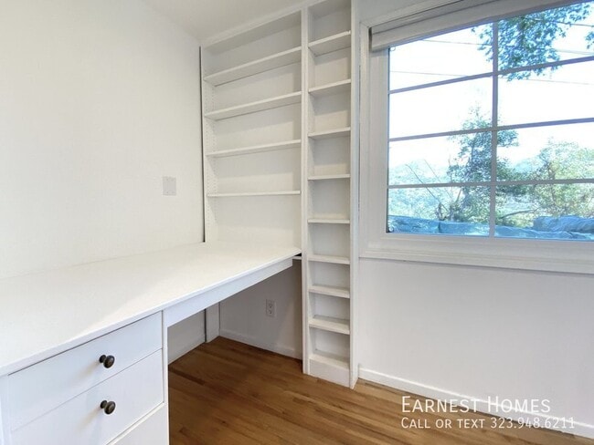 Building Photo - 2736 Hollyridge Dr