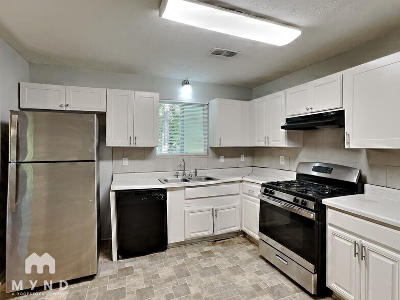 Building Photo - 8275 Brittany Ln