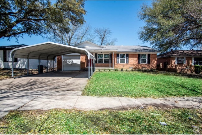 Building Photo - 3521 Hilton Dr