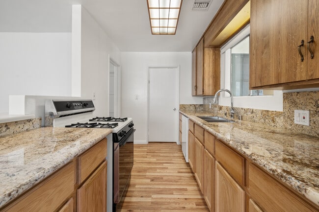 Building Photo - 327 N Avon St