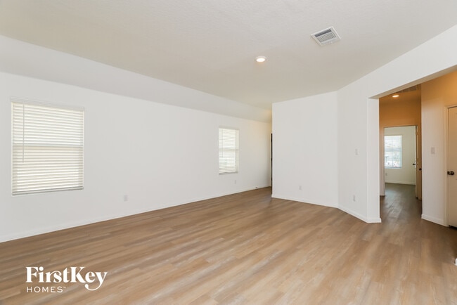 Building Photo - 10650 Vinateros Dr