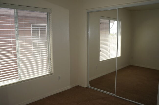 Building Photo - BEAUTIFUL SOUTH LAS VEGAS HOME IN A QUIET ...