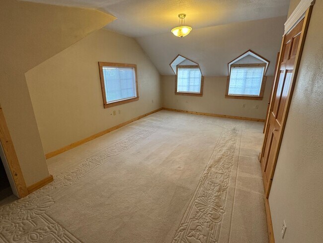 Building Photo - Beautiful 4-Bedroom Home on a Private, Treed Lot in North Ellensburg