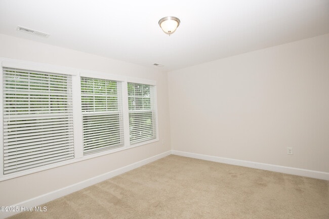 Building Photo - 104 Pine Hawk Dr