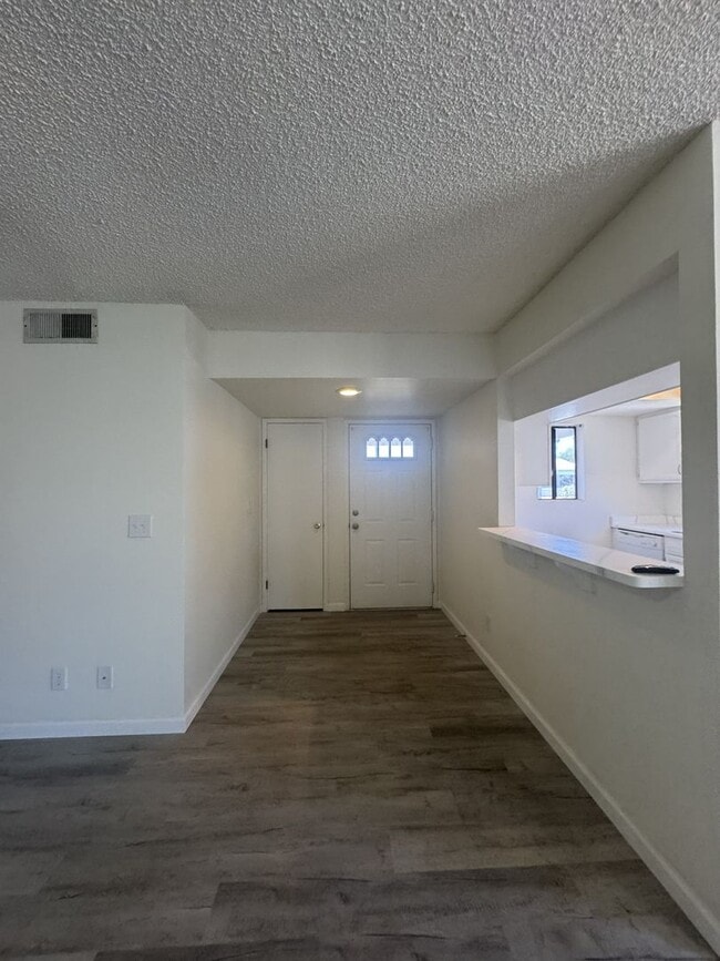 Building Photo - 850 S River Dr