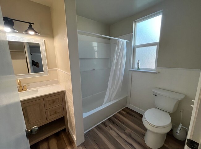 Building Photo - Updated Downtown Sonora Apartment