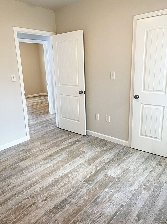 Building Photo - 380 Bower Rd