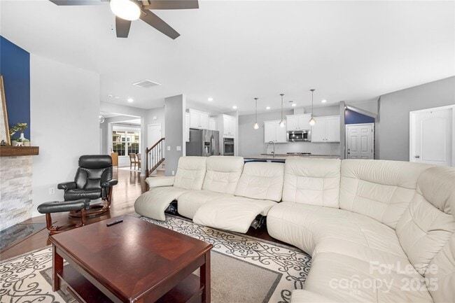 Building Photo - 5829 Dinsmore Ln