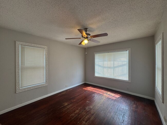 Building Photo - *2 Bedroom/ 1 Bathroom* Near Shopping and ...