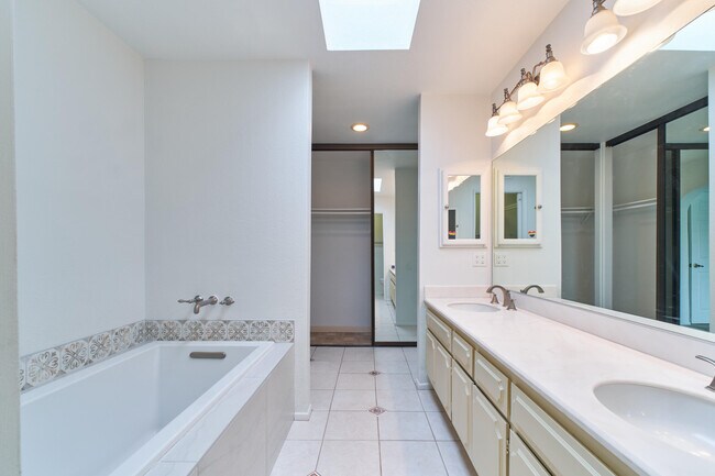 Building Photo - 616 Violeta Dr