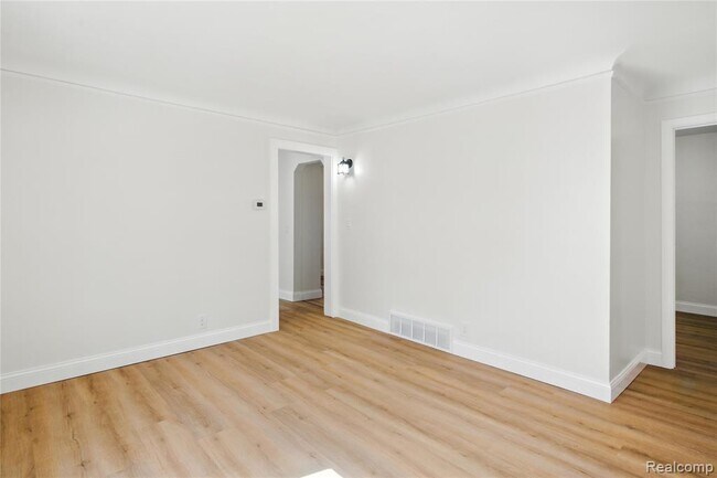 Building Photo - 429 W Bernhard Ave