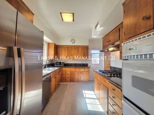 Building Photo - Beautiful Bixby Knolls 2 Bedroom Home with...