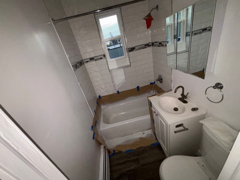 Building Photo - 149 Zabriskie St