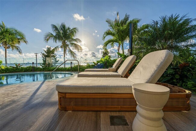 Building Photo - 700 NE 24th St