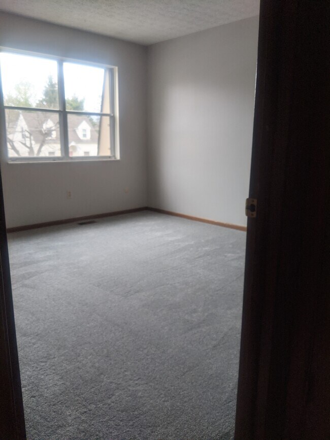 Bedroom 2 - 39 W Lincoln St