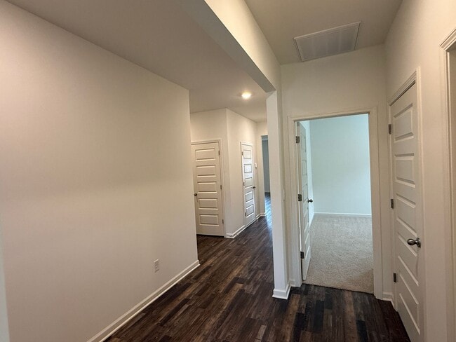 Building Photo - Springville Schools One Level 4 Bedroom / 3 Bathroom/ 3 Car Garage