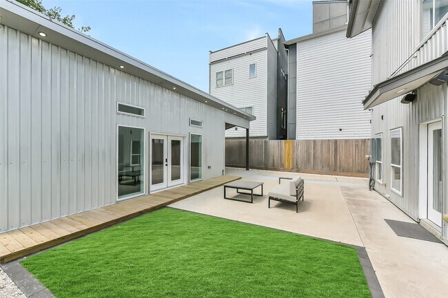 Building Photo - 1813 Crockett St