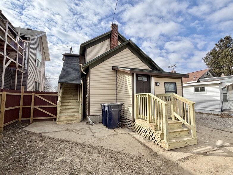 Building Photo - 425 S Jackson St