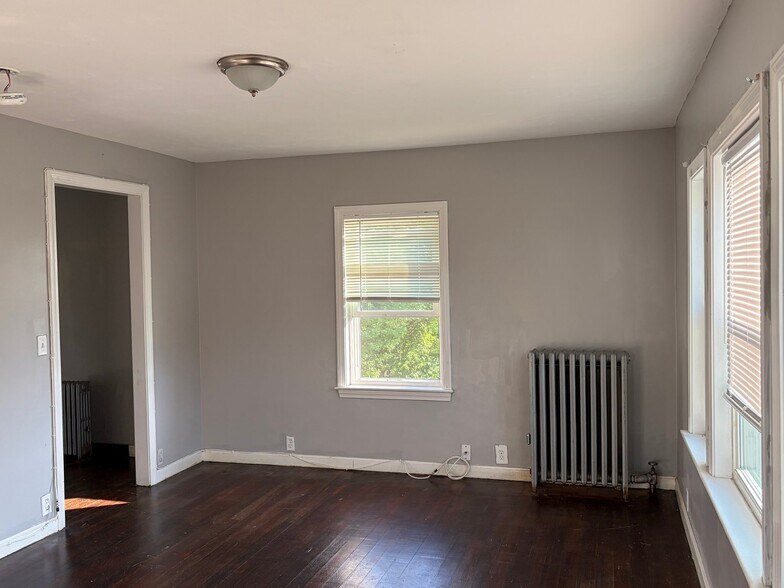 Building Photo - 588 Hartford Ave W