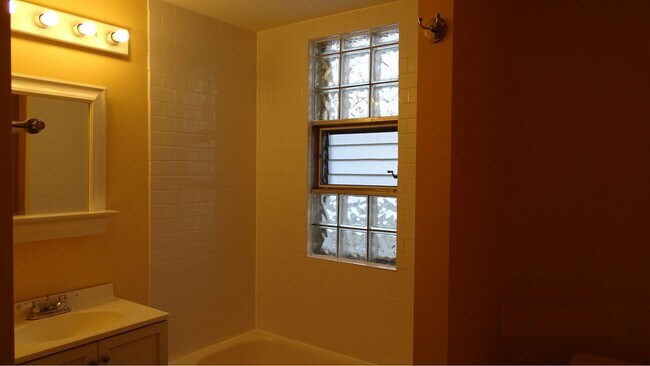Building Photo - 5622 N Mango Ave