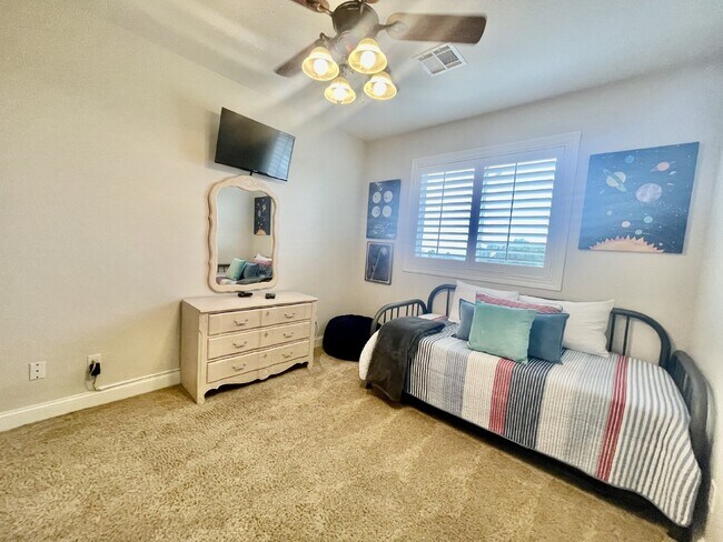 Building Photo - Luxurious 5-Bed, 4-Bath Fully Furnished Home in Henderson-