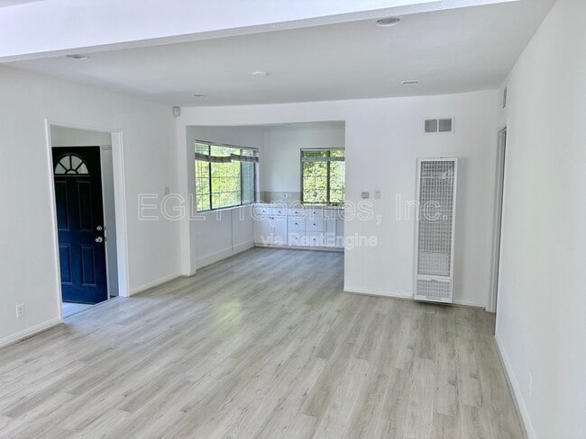 Building Photo - 358 N San Vicente Blvd