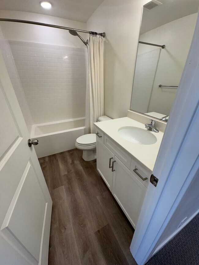 Building Photo - Desert Color Townhome!