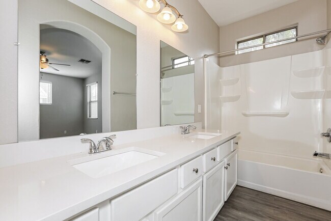 Building Photo - 1225 S Mansard