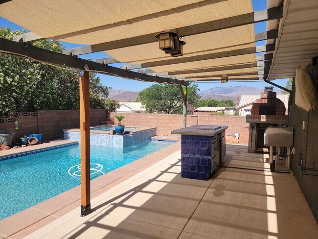 Building Photo - Stunning 4 Bedroom Home in Ivins with Red ...