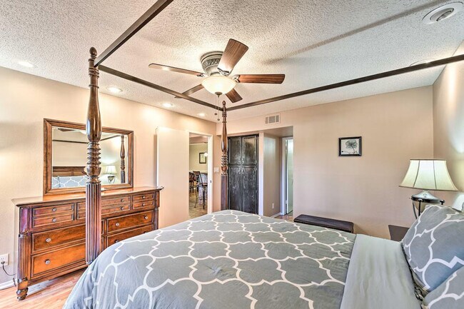 Building Photo - 602 N May