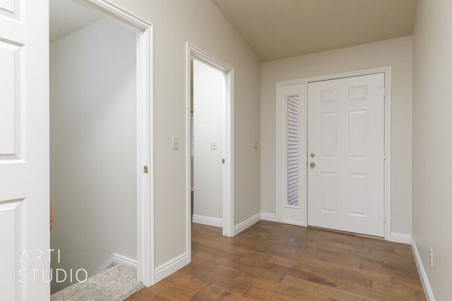 Building Photo - 4 Bedroom 2.5 Bath Home in Creekside Village