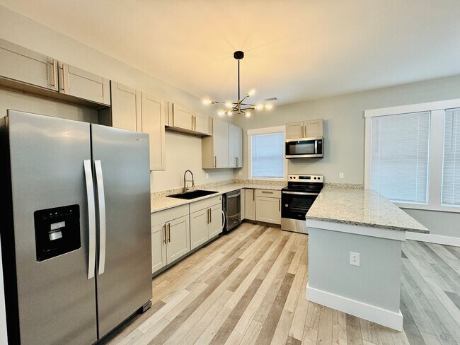 Building Photo - RATE DROP ALERT! (was $2600/month)