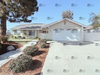 Building Photo - 3 Bed/2 Bath with Large Backyard!