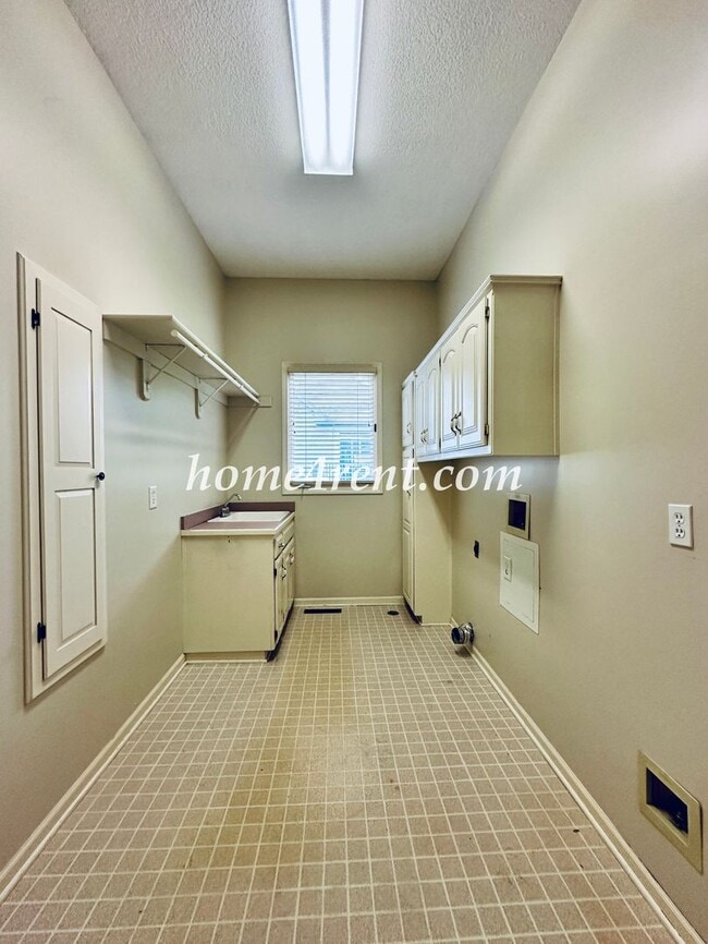 Building Photo - Exceptional 1.5 Story Home in the Prestigious Loch Lloyd Community!