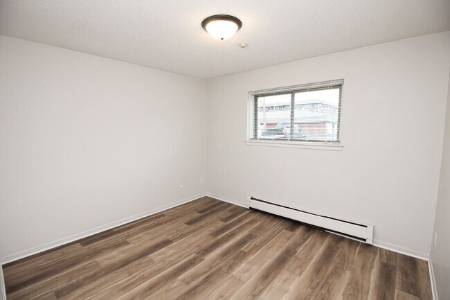 Building Photo - Renovated 2 Bed 1 Bath Apartment