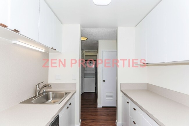 Building Photo - 2 bedroom, 2 bath & 1 parking for rent at Royal Court