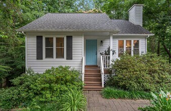 Building Photo - 3 Bedroom 2 Bath Chapel Hill Home - Available in early August! Near Southern Village