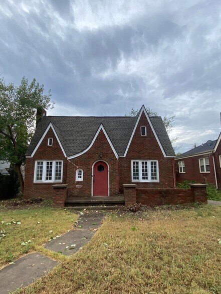 Primary Photo - 22 E Woodrow Pl