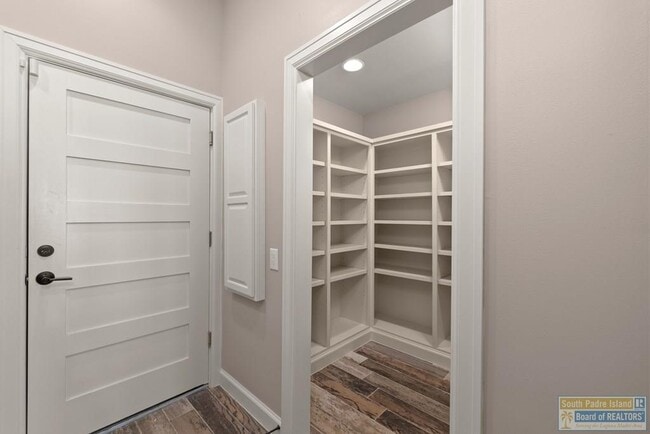 Building Photo - 618 N Shore Dr