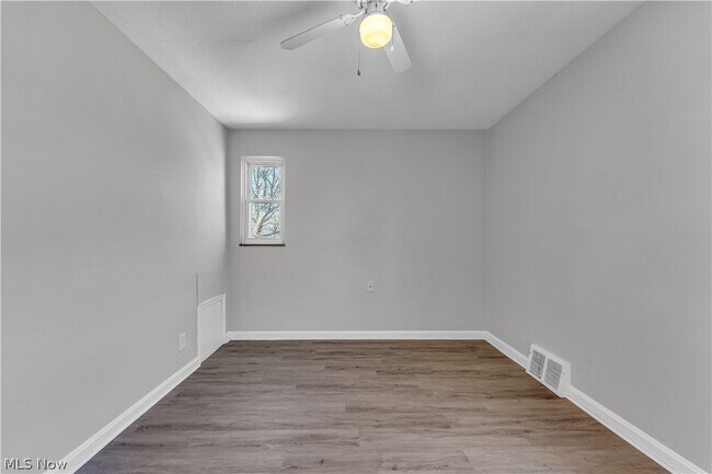 Building Photo - 494 E 222nd St