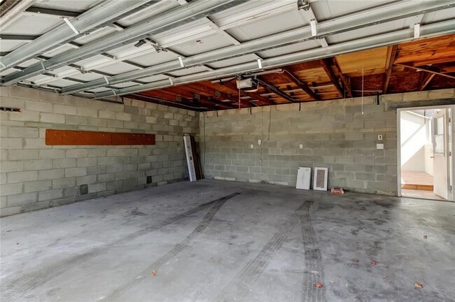 Building Photo - 10002 Tate Ln
