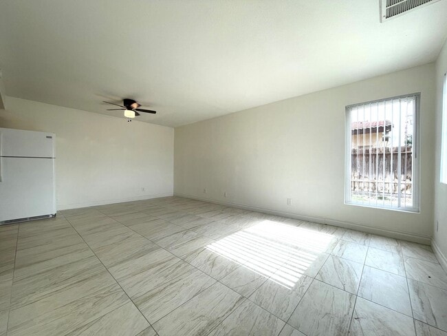 Building Photo - AVAILABLE NOW!  Lovely 1 Bed 1 Bath Apartm...
