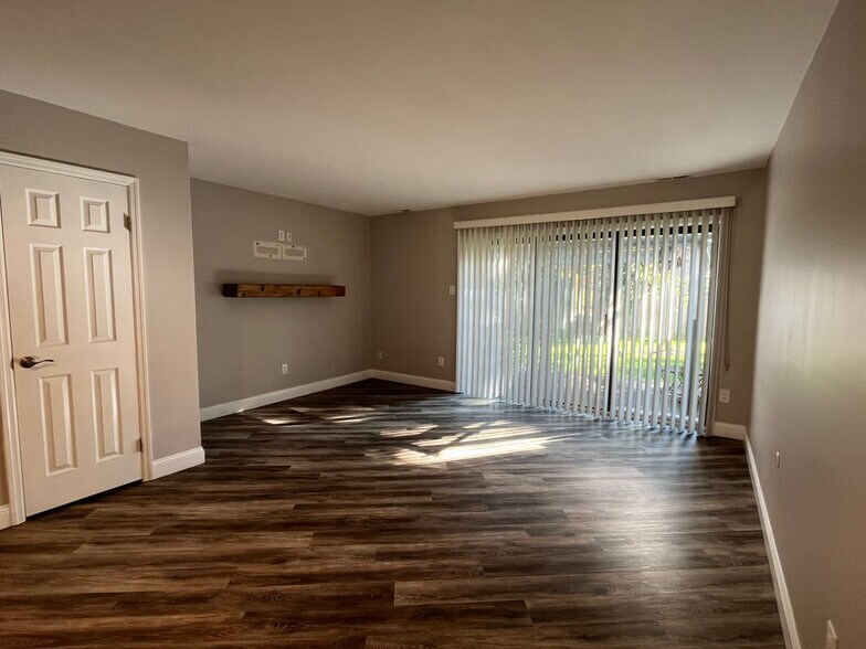 Building Photo - 42 Landmark Dr