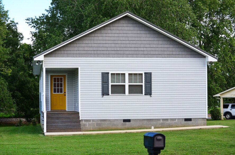 Building Photo - 506 2nd Ave S