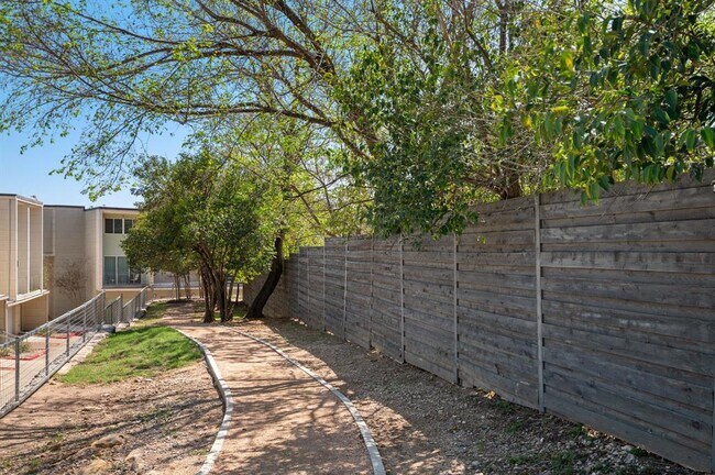Building Photo - 604 N Bluff Dr
