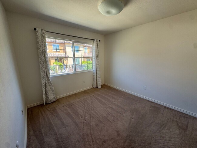 Building Photo - 332 East Hilltop Way