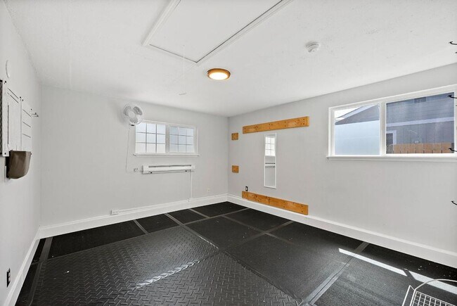 Building Photo - Beautiful Steilacoom Home with Private ADU, Covered Patio, Bonus Gym & A/C!