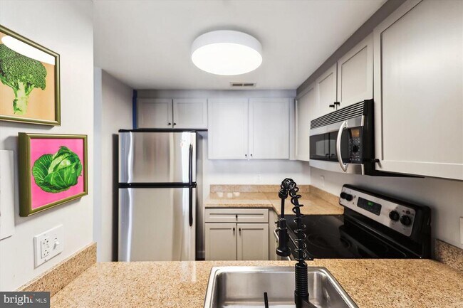 Building Photo - 1150 K St NW
